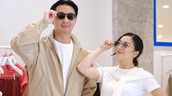 Nikita Willy dan Indra Priawan Bagikan Tips Berpakaian Cerdas untuk Keseharian dan Traveling