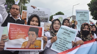 Sejumlah anggota Perkumpulan Guru Madrasah (PGM) Indonesia menggelar unjuk rasa saat Apel Akbar Guru Honorer di Kota Tasikmalaya, Jawa Barat, Senin (26/1/2026). [ANTARA FOTO/Adeng Bustomi/foc]