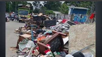 Sampah Sisa Banjir Menumpuk di Kembangan, Wali Kota Jakbar: Proses Angkut ke Bantar Gebang