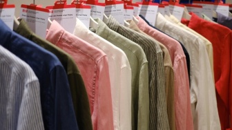 4 Baju Koko Pria UNIQLO untuk Lebaran 2026: Nyaman dan Anti Gerah