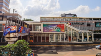 Pekerja menyelesaikan pembangunan Jembatan Penyeberangan Orang (JPO) Sarinah, Jakarta Pusat, Senin (26/1/2026). [Suara.com/Alfian Winanto]