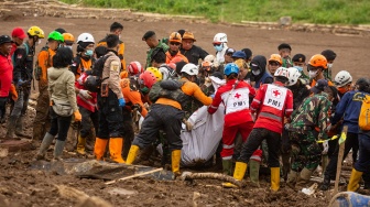Tim SAR gabungan membawa kantong berisi jenazah korban bencana longsor di Pasirlangu, Cisarua, Kabupaten Bandung Barat, Jawa Barat, Selasa (27/1/2026). [ANTARA FOTO/Novrian Arbi/aww]
