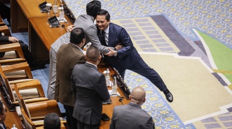 Deputi Gubernur Bank Indonesia (BI) terpilih Thomas Djiwandono (kanan) menerima ucapan selamat dari Wakil Ketua Komisi I DPR Budisatrio Djiwandono (kiri) pada Rapat Paripurna DPR ke-12 Masa Persidangan III Tahun Sidang 2025-2026 di Kompleks Parlemen, Senayan, Jakarta, Selasa (27/1/2026). [ANTARA FOTO/Dhemas Reviyanto/wsj]