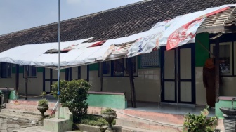 Atap Nyaris Ambrol hingga Disangga Pakai Bambu, Siswa SDN di Boyolali Ngungsi untuk KBM