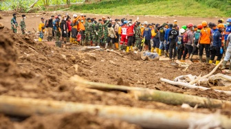 Tim SAR melakukan pencarian korban bencana longsor di Pasirlangu, Cisarua, Kabupaten Bandung Barat, Jawa Barat, Selasa (27/1/2026). [ANTARA FOTO/Novrian Arbi/aww]