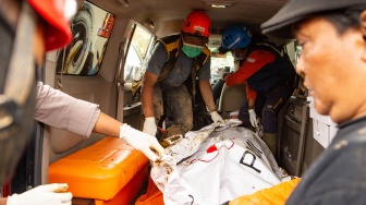 Tim SAR gabungan memasukkan kantong berisi jenazah korban ke dalam mobil ambulans saat evakuasi bencana longsor di Pasirlangu, Cisarua, Kabupaten Bandung Barat, Jawa Barat, Selasa (27/1/2026). [ANTARA FOTO/Novrian Arbi/aww]

