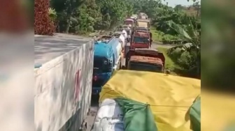 Kesal Demo Pemekaran Luwu Raya, Ratusan Sopir Truk Tutup Trans Sulawesi