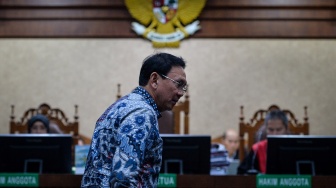 Mantan Komisaris Utama PT Pertamina (Persero) periode 2019-2024 Basuki Tjahaja Purnama atau Ahok bersiap memberikan keterangan di sidang kasus dugaan korupsi tata kelola minyak mentah di Pengadilan Tipikor, Jakarta, Selasa (27/1/2026). [ANTARA FOTO/Putra M. Akbar/wsj]