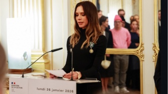 Di Tengah Drama Keluarga, Victoria Beckham Dianugerahi Gelar dari Kementerian Kebudayaan Prancis