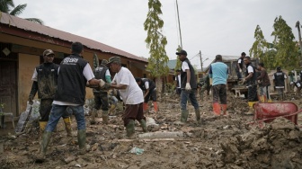 Pascabencana, Relawan BRI Peduli Terjun Langsung Bersih-bersih Sekolah di Aceh Tamiang