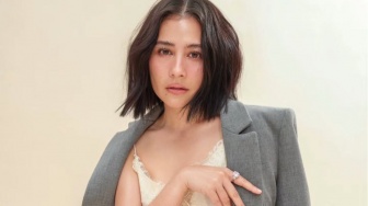 4 Ide Outfit Blazer ala Prilly Latuconsina, Tampil Rapi Tanpa Terlihat Kaku