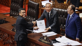Ketua Komisi XI DPR Mukhamad Misbakhun (kiri) menyerahkan berkas laporan atas hasil uji kepatutan dan kelayakan (fit and proper test) terhadap Calon Deputi Gubernur Bank Indonesia (BI) kepada Wakil Ketua DPR Saan Mustopa (tengah) dan Cucun Ahmad Syamsurijal (kanan) pada Rapat Paripurna DPR ke-12 Masa Persidangan III Tahun Sidang 2025-2026 di Kompleks Parlemen, Senayan, Jakarta, Selasa (27/1/2026). [ANTARA FOTO/Dhemas Reviyanto/wsj]