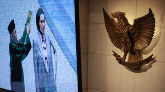 Layar monitor menampilkan anggota DPR Fraksi Partai Golkar Sari Yuliati (kedua kiri) mengucapkan sumpah jabatan saat dilantik pada Rapat Paripurna DPR ke-12 Masa Persidangan III Tahun Sidang 2025-2026 di Kompleks Parlemen, Senayan, Jakarta, Selasa (27/1/2026). [ANTARA FOTO/Dhemas Reviyanto/wsj]