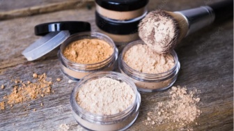 4 Rekomendasi Bedak Tabur untuk Kulit Berjerawat, Anti Kusam dan Ringan!