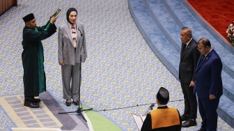 Anggota DPR Fraksi Partai Golkar Sari Yuliati (kedua kiri) mengucapkan sumpah jabatan saat dilantik pada Rapat Paripurna DPR ke-12 Masa Persidangan III Tahun Sidang 2025-2026 di Kompleks Parlemen, Senayan, Jakarta, Selasa (27/1/2026). [ANTARA FOTO/Dhemas Reviyanto/wsj]