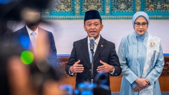 Menteri ESDM sekaligus Ketua Harian Dewan Energi Nasional Bahlil Lahadalia (kedua kanan) didampingi anggota Dewan Energi Nasional Sripeni Inten Cahyani (kanan) memberikan keterangan usai pelantikan Dewan Energi Nasional (DEN) di Istana Negara, Jakarta, Rabu (28/1/2026). [ANTARA FOTO/Bayu Pratama S/wsj]