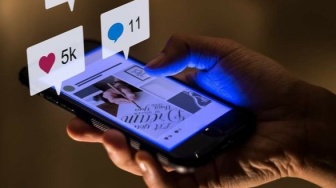 Like, Validasi, dan Kecemasan: Harga Psikologis Mahasiswa di Era Sosmed