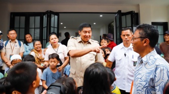 Menteri Perumahan dan Kawasan Permukiman (PKP) Maruar Sirait (tengah) menyapa warga perkampungan padat penduduk di kawasan Menteng Tenggulun, Jakarta, Rabu (28/1/2026). [Suara.com/Alfian Winanto]