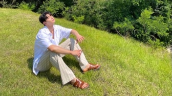 Timeless Banget, 4 Inspirasi Outfit Bernuansa Putih ala Kim Jae Won!