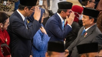 Presiden Prabowo Subianto (kanan) memberikan selamat kepada Menteri Keuangan Purbaya Yudhi Sadewa (kedua kiri) usai pelantikan Dewan Energi Nasional (DEN) di Istana Negara, Jakarta, Rabu (28/1/2026). [ANTARA FOTO/Bayu Pratama S/wsj]