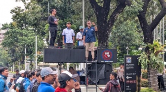 Pengeluaran Masih Nombok, Buruh Jakarta Desak Pramono Anung Revisi UMP 2026 di Depan Balai Kota