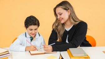 Penggaris Busur di Kelas yang Riuh