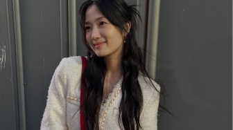 4 Ide Outfit Rok Mini ala Kim Hye Yoon yang Simpel tapi Bikin Gayamu Chic