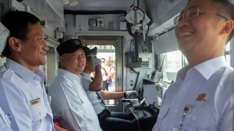 Menteri Perhubungan Dudy Purwagandhi (tengah) berbincang dengan Direktur Jenderal Perkeretaapian Allan Tandiono (kanan) dan Direktur Utama PT KAI (Persero) Bobby Rasyidin (kiri) saat berada di dalam ruang kemudi masinis untuk berangkat menuju Stasiun Tanah Abang di Stasiun Jatake, Pagedangan, Kabupaten Tangerang, Banten, Rabu (28/1/2026). [ANTARA FOTO/Putra M. Akbar/bar]
