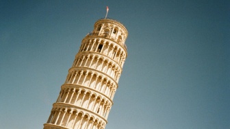 Di Bawah Bayang Menara Pisa