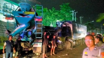 Honda Beat Terjepit di Antara Dua Truk, Dua Tewas Tabrakan Beruntun