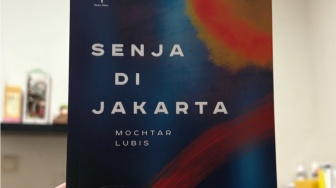 Senja di Jakarta: Cermin Retak Ibu Kota yang Masih Relevan Hari Ini