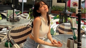 5 Ide Padu Padan Celana Jeans ala Sakura LE SSERAFIM, Manis dan Girly!