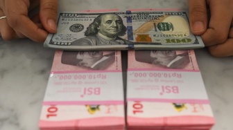 Berlawanan IHSG, Rupiah Justru Berjaya di Senin Pagi