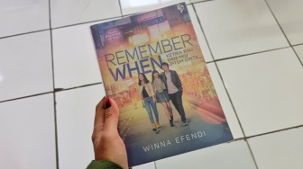 Belajar Memaknai Kehilangan di Novel Remember When Karya Winna Efendi