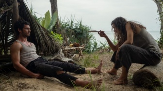 Review Send Help: Ketika Bos Berkuasa Dipaksa Tunduk di Alam Liar, Sadis tapi Menghibur