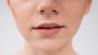 Apa Warna Lipstik untuk Bibir Tipis? Ini 5 Rekomendasi Produknya