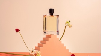 Anti Nyegrak! 4 Parfum Uniseks dengan Woody Green Notes untuk Daily Wear