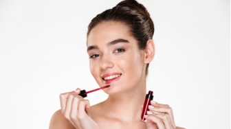 7 Rekomendasi Lipstik untuk Bibir Gelap agar Terlihat Muda dan Fresh