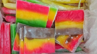 4 Jajanan Jadul Warna-warni yang Meramaikan Masa Kecil, Ada Es Gabus!