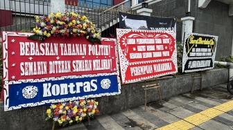 Jelang Vonis 60 Terdakwa Aksi Demo, PN Jakut Dipenuhi Karangan Bunga: Bebaskan Tahanan Politik!