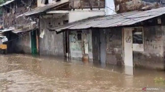 Kali Cakung Meluap, Ratusan Rumah Warga Terendam Banjir
