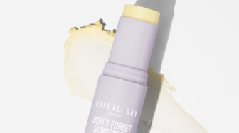 4 Sunscreen Stick Alcohol-Free Terbaik, Cocok untuk Reapply Tanpa Iritasi