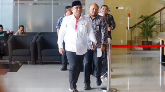 Tersangka kasus korupsi kuota haji  Yaqut Cholil Qoumas (tengah) saat tiba untuk menjalani pemeriksaan di Gedung Merah Putih KPK, Jakarta, Jumat (30/1/2026). [Suara.com/Alfian Winanto]
