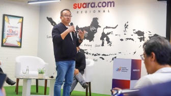 Founder Deep Intelegence Research, Prof. Rhenald Kasali memberikan pemaparan dalam acara Diskusi Bulanan AMSI di Kantor Redaksi Suara.com, Jakarta, Jumat (30/1/2026). [Suara.com/Alfian Winanto]