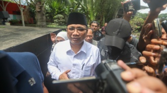 Tersangka kasus korupsi kuota haji  Yaqut Cholil Qoumas (tengah) saat tiba untuk menjalani pemeriksaan di Gedung Merah Putih KPK, Jakarta, Jumat (30/1/2026). [Suara.com/Alfian Winanto]
