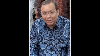 Direktur Utama PT Bursa Efek Indonesia (BEI) Iman Rachman (tengah) mengumumkan pengunduran diri kepada wartawan di Media Center Bursa Efek Indonesia, Jakarta, Jumat (30/01/2026). [ANTARA FOTO/Muhammad Heriyanto/sth/foc]