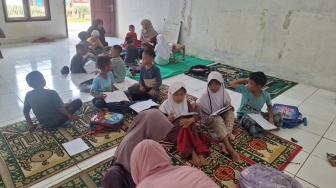 "Belajar di Lantai, Tapi Mimpi Harus Setinggi Langit" Kisah Ibu Inspiratif PNM