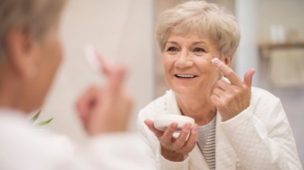 Urutan Skincare Malam Minimalis untuk Lansia, agar Kulit Tidak Kering