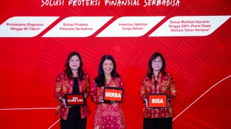 CEO Generali Indonesia, Rebecca Tan (tengah) bersama Chief Agency Officer, Jutany Japit (kanan) dan Chief Product Management, Jong Wie Siu (kiri) saat peluncuran Gen Prime Link di Jakarta, Jumat (30/1/2026). [Suara.com/Alfian Winanto]