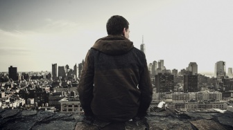 Alienasi di Balik Pintu Kos: Kesepian Kolektif di Sudut Ruang Kota